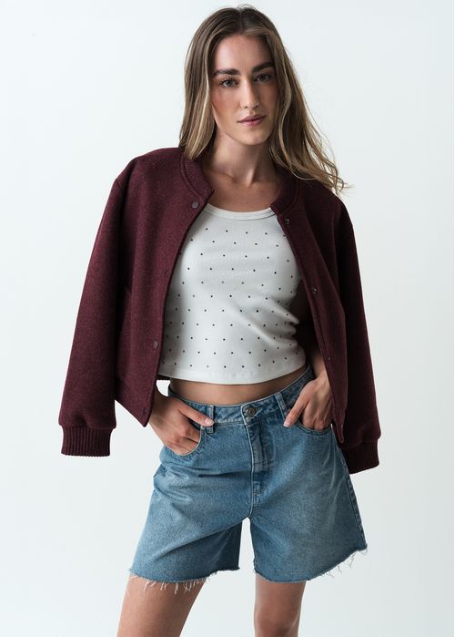 Camiseta manga sisa con detalles