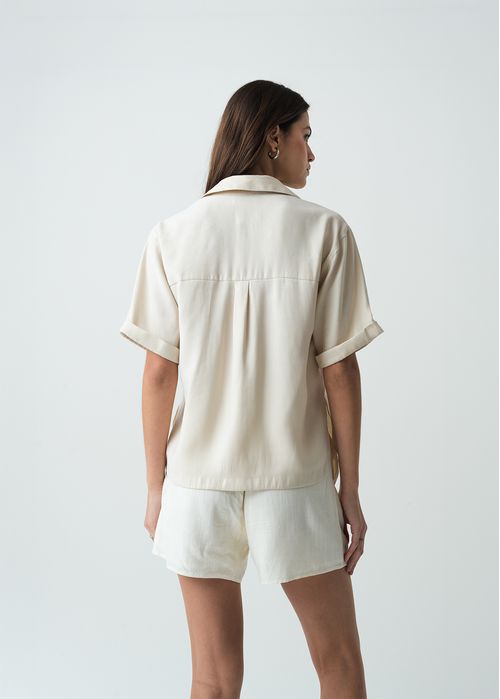 Camisa manga corta de diseño cerrado