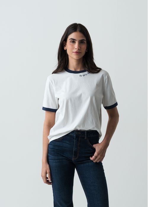 Camiseta manga corta con bordado en cuello