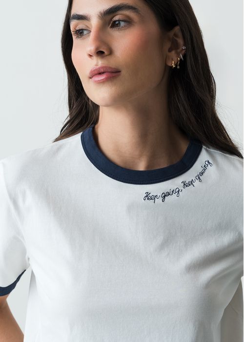 Camiseta manga corta con bordado en cuello