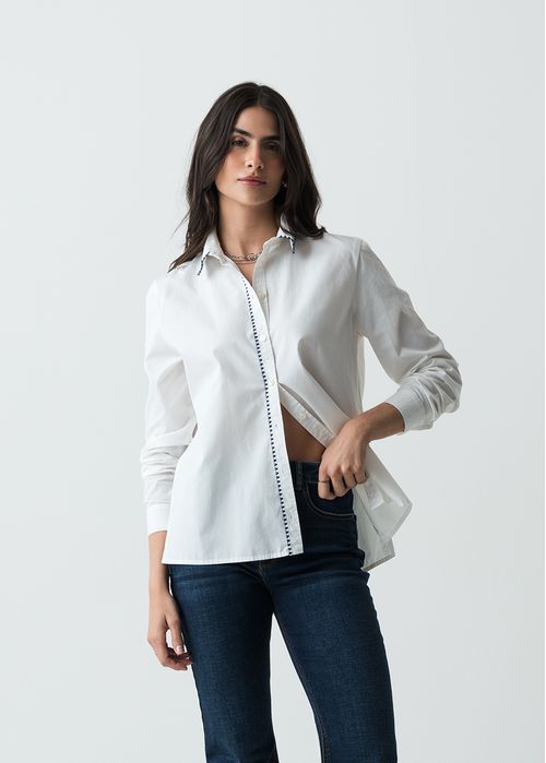 Camisa manga larga con detalles bordados en cuello