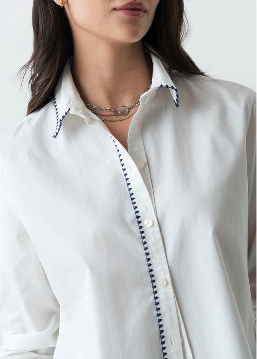 Camisa manga larga con detalles bordados en cuello