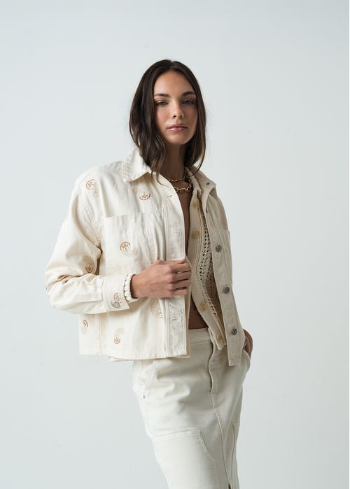 Chaqueta tipo Trucker con detalles bordados