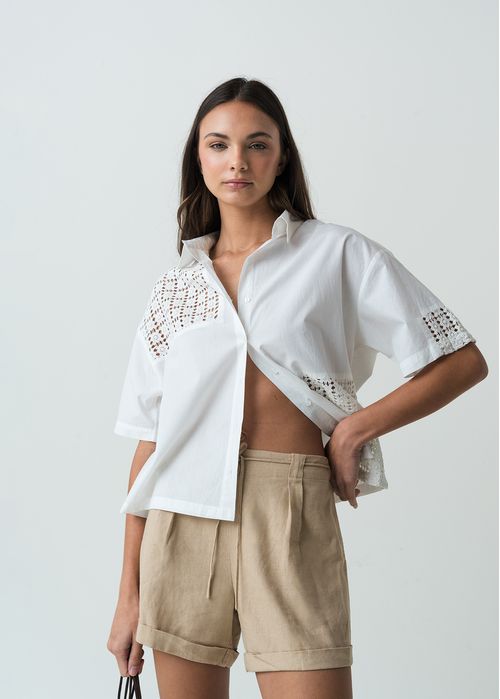 Camisa manga corta con detalles desagujados