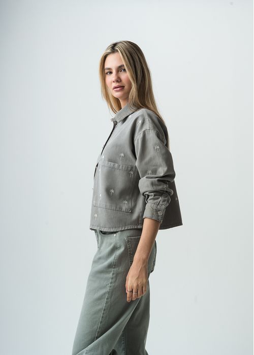 Chaqueta con bordado de palmeras