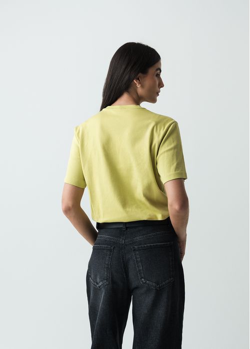 Camiseta con bolsillos de parche en frente