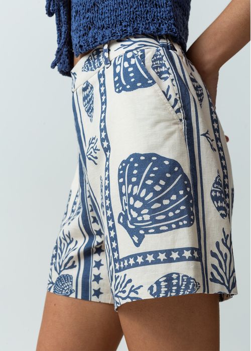 Short tipo lino con estampados marinos