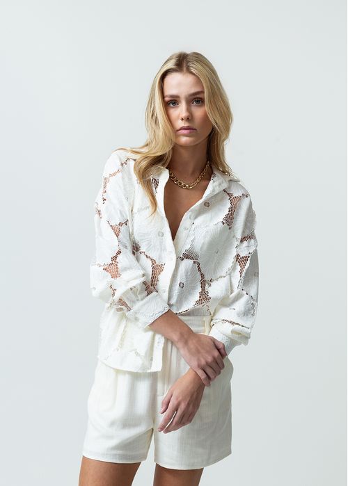 Camisa manga larga con detalles desagujados