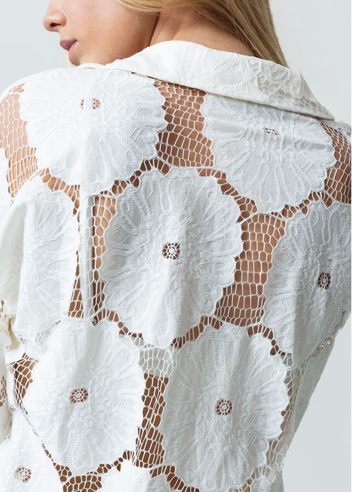 Camisa manga larga con detalles desagujados