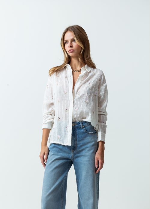 Camisa manga larga con flores bordadas