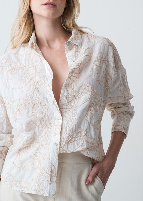 Camisa manga larga con apliques bordados