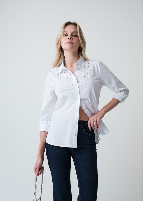 Camisa manga larga con detalles desagujados