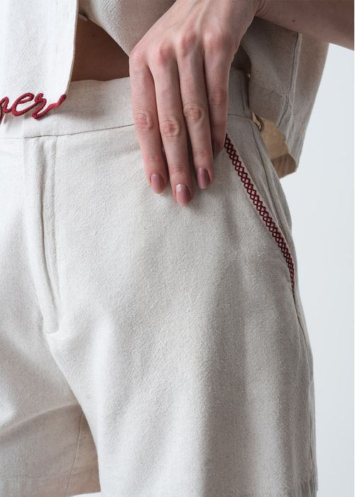 Short con detalles bordados