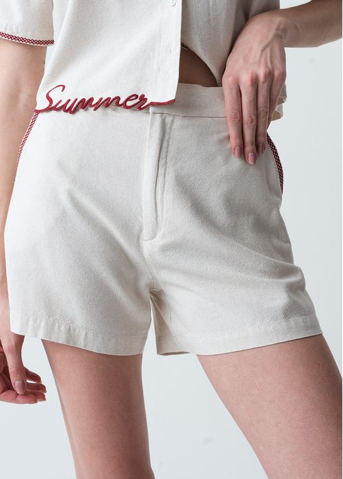 Short con detalles bordados