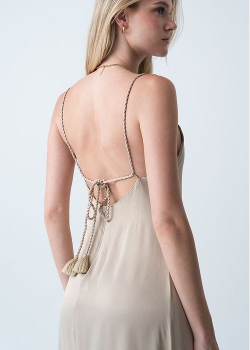 Vestido con cargaderas trenzadas