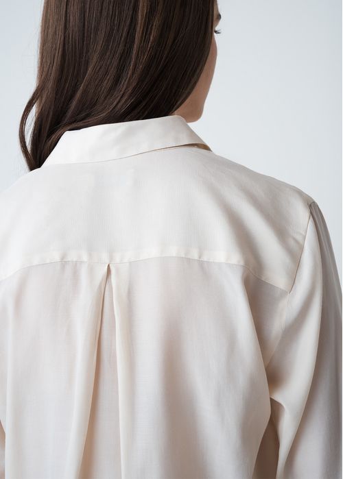 Camisa con cuello en V