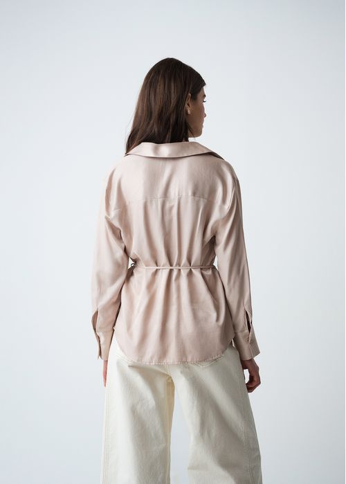 Camisa clásica con cinturón