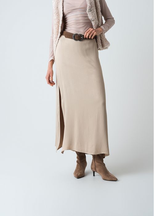 Falda con abertura en costado