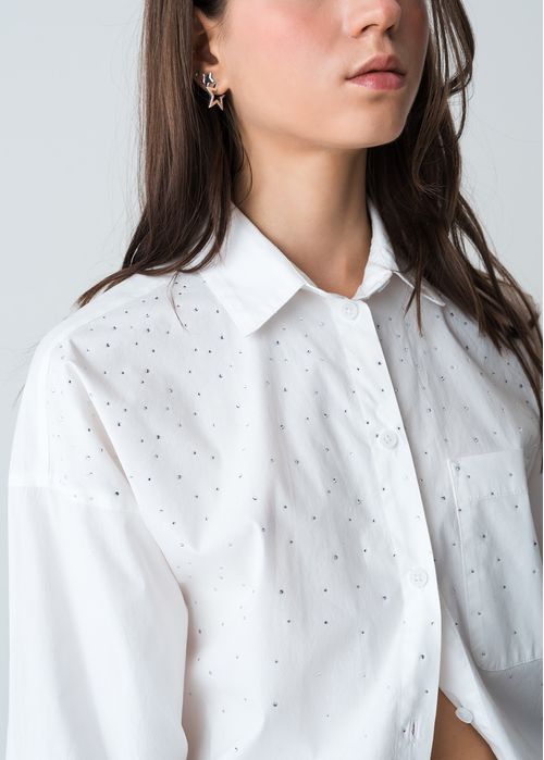 Camisa con detalles brillantes