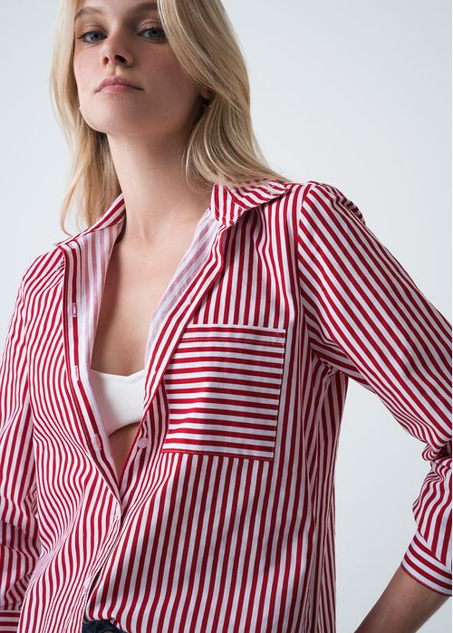 Camisa con diseño a rayas