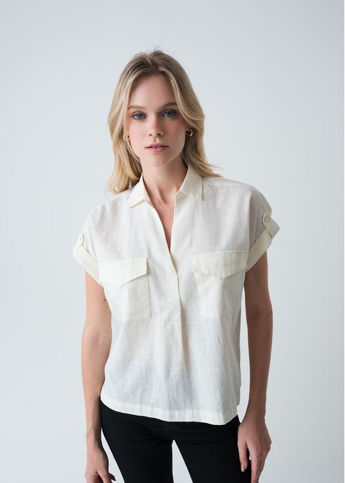 Camisa con correas en manga