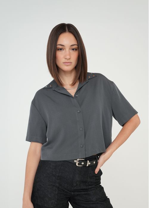 Camisa corta con taches