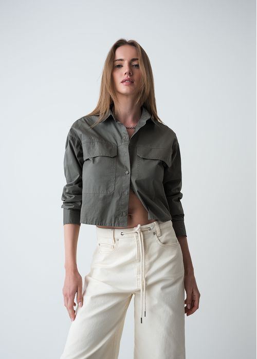 Camisa corta con bolsillos