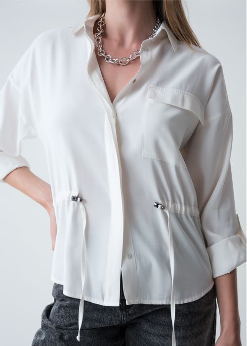 Camisa con cordón para ajustar