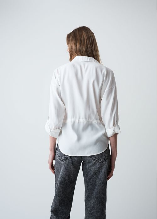 Camisa con cordón para ajustar