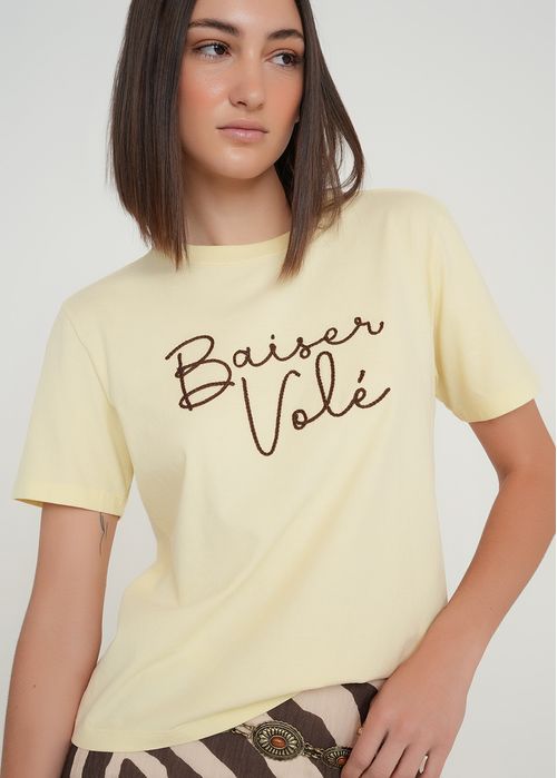 Camiseta con texto bordado