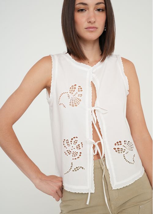 Camisa con escote para anudar