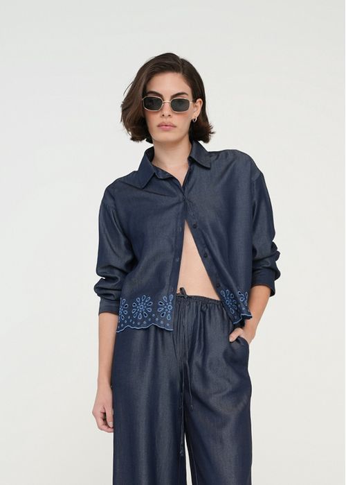 Camisa con bordado floral