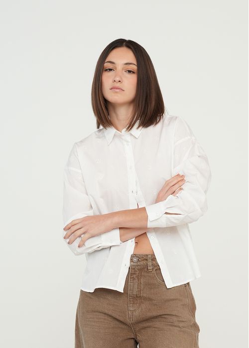 Camisa clásica con detalles bordados