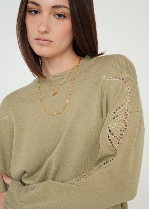 Buzo tejido con flores en mangas