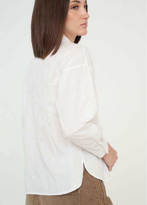 Camisa clásica con detalles bordados