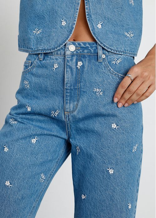 Jean Straight tiro alto con bordados de flores