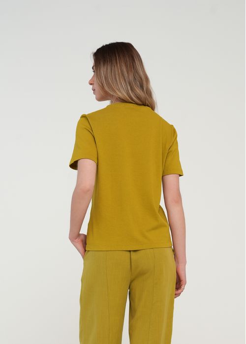 Camiseta manga corta con aplique en hombro